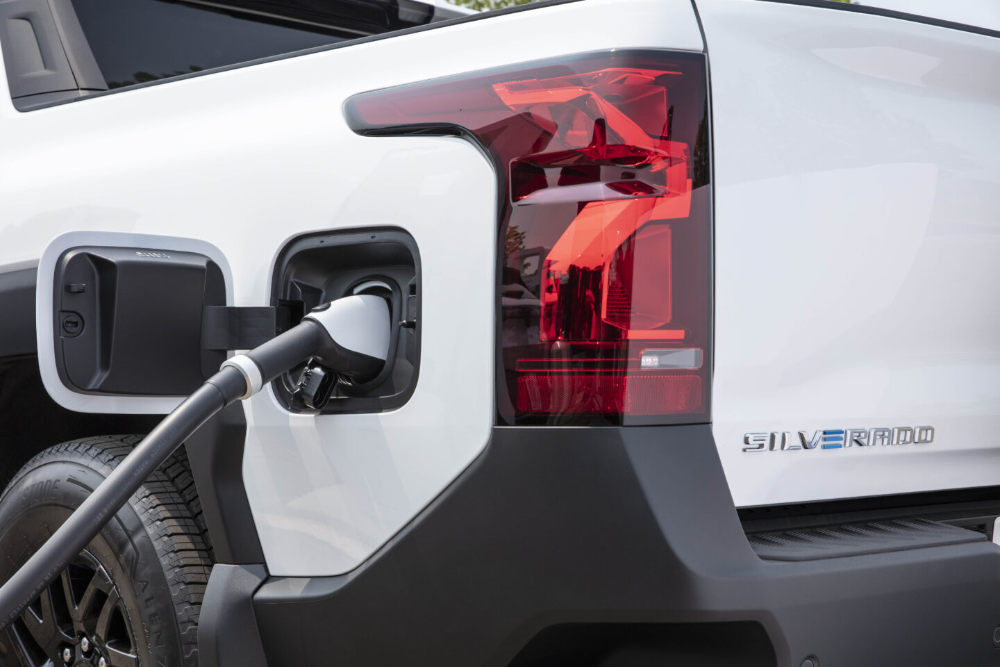 General Motors Ajukan Paten untuk Sistem EV yang Bisa Mengisi dan Menyalurkan Daya Secara Bersamaan